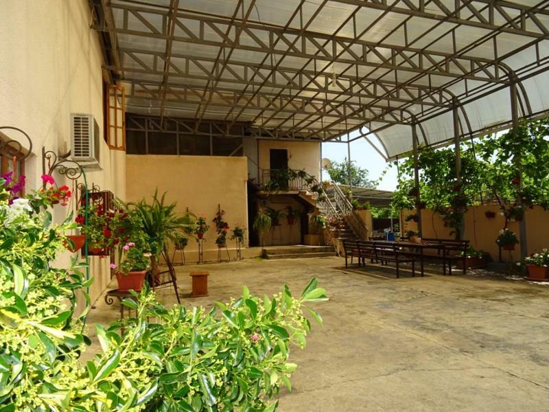 Guesthouse On Zheleznodorozhnaya Sukhumi Ngoại thất bức ảnh